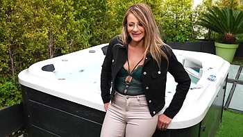 Gina, 27, surprises her stallion... - Jacquie et Michel TV