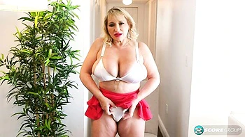 BBW hottie with natural tits Melony Melons poses topless on the cam