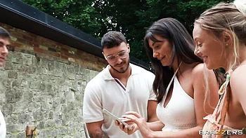 Sweetheart Klara Divine swallows two cumshot after FMM fuck