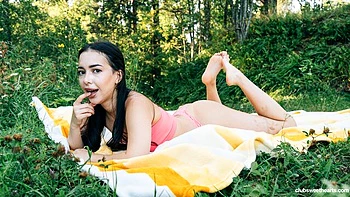 Outdoor masturbation session with a long-legged brunette Siolo Smith