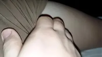 XXX Desi jugando entre las sabanas con mi hermanastra y termino Follandola