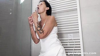 An old lady with good bottom Cocco Grand is peeing on cam