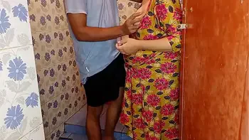 बाथरूम में चुपके से देख रहे जवान भाई को भाभी ने बुलाकर चूत चुदाई  XXX Bathroom Sex