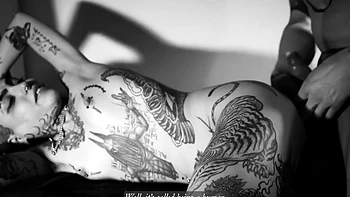 a deux pour faire crier cette nymho tatouée