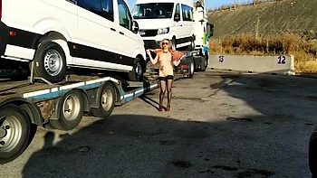 Pornsonick Me Exhibo En El Aparcamiento