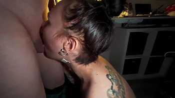 Gives Deepthroat Blowjob And Gets Facial