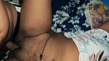 Desi Hot Aunty Ko Aadhi Raat Ko Plang Thod Chudai Kii