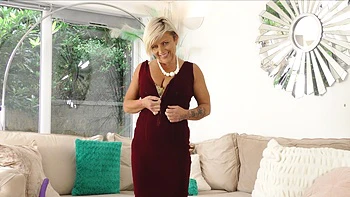 Hot mature mom gets a real orgasm with a pussy pump