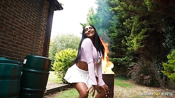 Impressive missionary pose fuck with a busty ebony Yasmina Khan