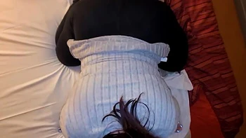 elle tire fort sur la queue d un black