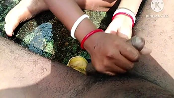 Pados Ki Bhabhi Ki Chudai Ki Outdoor