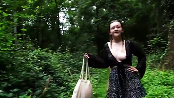 souillée de sperme en bukkake dans la foret