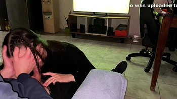 Hermosa Pequena Rubia Argentina Hace Una Mamada Profunda Mientras Vemos Futbol. Copa America Usa With Rubia Hermosa