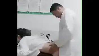 情欲急诊室 小护士被医生的大鸡巴磨蹭到逼逼超痒~医生快~病人还在外面等啊！