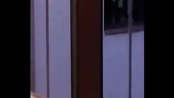 Exhibiciónista frente a la ventana