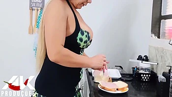 Erick Rosa In Madrasta Safada Agrada Seu Enteado Com Um Sanduiche Para Poder Agradar Ele Com O Cu Depois