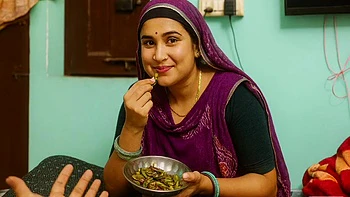 Pakistani Milky Aunty With Her Kiss Romantic On Bed By -snapchat143