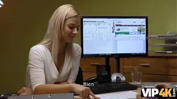 VIP4K. La falta de dinero motiva a la MILF a venderle el coño al empleado del banco