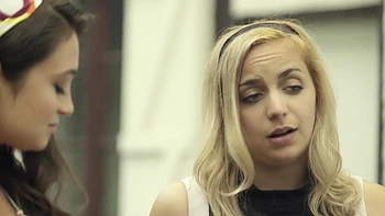 A sensual Parisian stroll for the beautiful Tina! - Jacquie et Michel TV