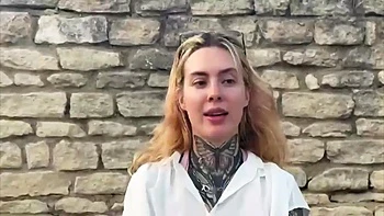 Emma, 21, is getting into pure exhibitionism! - Jacquie et Michel TV