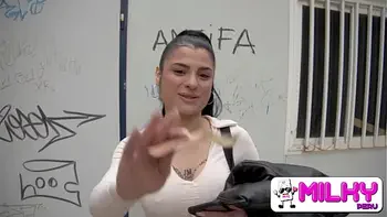 Descuida estamos solos, nadie pasa por aquí!! Pillando una conejita cachonda en pascua - Nadja Stone