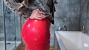 Wanilianna's Giant Ass in Latex Skirt & Seamed Nylons - Big Booty MILF Squirts in Bathtub