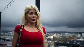 Hot threesome action with Elsa Jean and Riley Steele