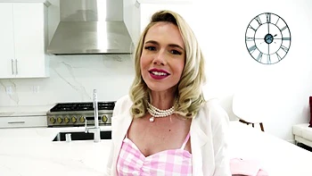 The girl gave her boyfriend a blowjob while her husband watched, shocked.