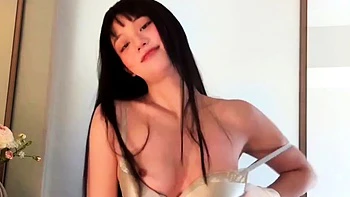 Naughty Japanese babe Ayaka Tomoda masturbates