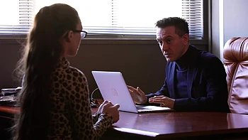 Julia loves to be watched... - Jacquie et Michel TV