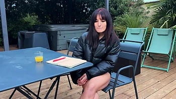 belle jeunette brune en casting porno hard