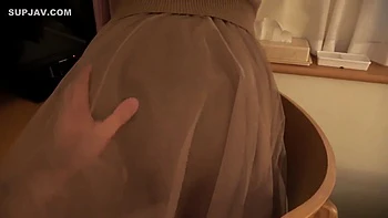 Asiatique amateure suce et se fait tripoter