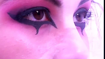 Reina Leone: Goth-Braut mit großen Titten und sexy Strümpfen