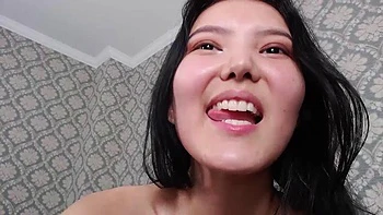 Chica amateur asiática se toca la pussy