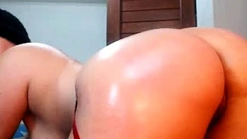 Brune amateur en bas qui baise sa chatte juteuse