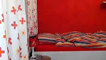 Teen brune pâle Lynn Love se masturbe en solo