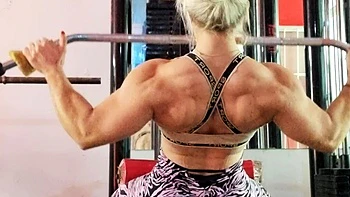 MILF loira amadora chupando e masturbando no quarto