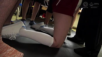 Schöne Frau wackelt Titten beim Deepthroat