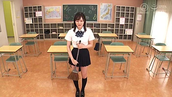 Belle asiatique en mini-jupe baisée violemment