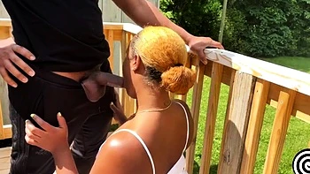 Черные эбонитовые бабы ебутся в позе сзади на улице