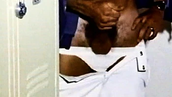 Lesbica safada enfia o punho na buceta da gata ao ar livre