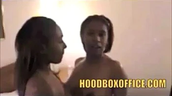 Heiße Amateur-Ebony mit großen Titten wird Doggy gefickt