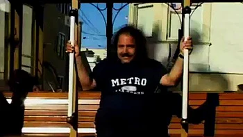 Sósia da Betty Page chupando e cavalgando no missionário