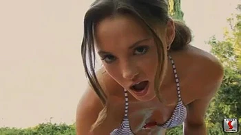 Dkelly ado blonde se masturbe en solo