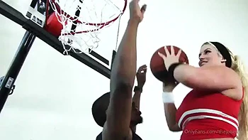 Fette Pawg macht harten Doggy und tiefen Rachenfick