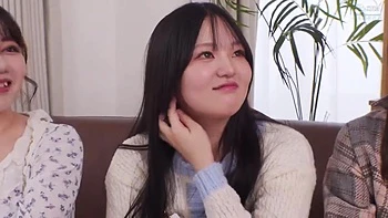 Sie schreit, während Toys ihren Arsch ficken