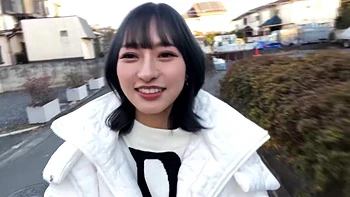 Красивая девушка скачет на члене, трусьясь задом