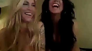 Deux babes amateurs s'éclatent en live lesbienne
