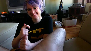 Amateur-Schlampe lutscht Schwanz und fickt Hand