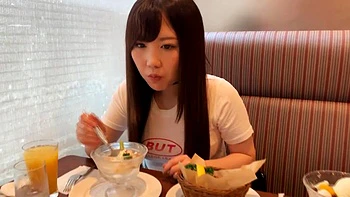 Amatrice japonaise suce et baise en levrette